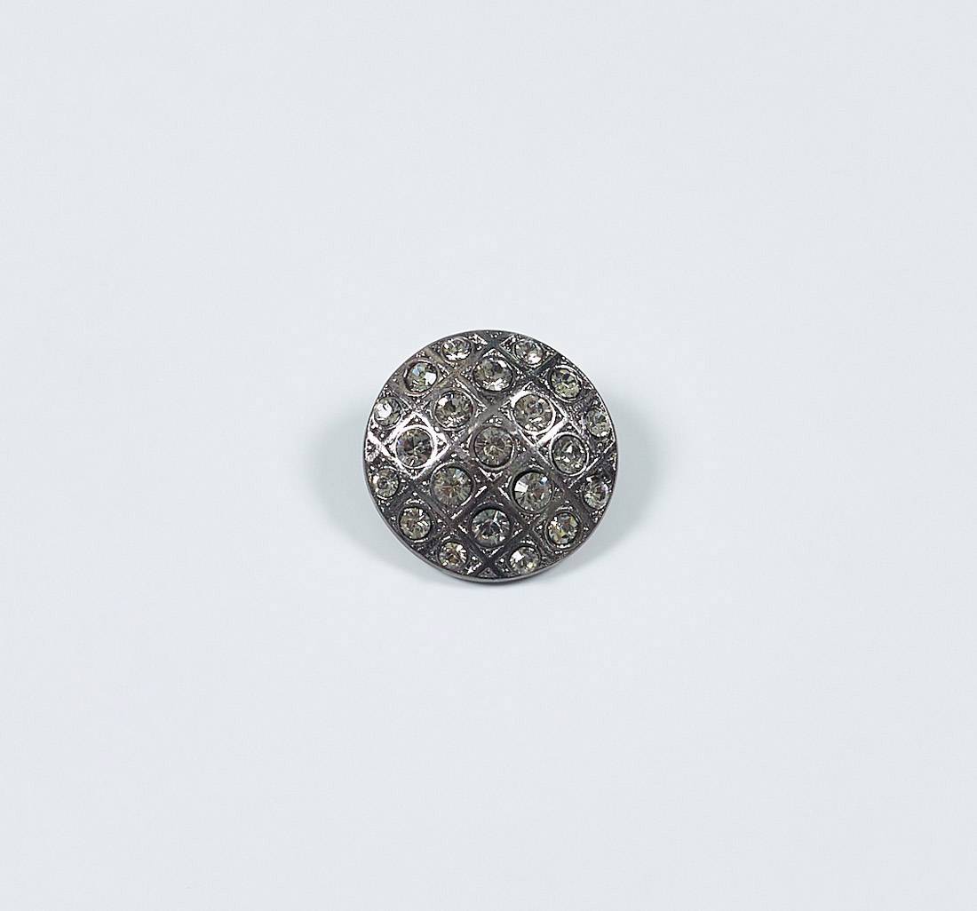 Пуговица круглая на ножке, декорированная стразами Swarovski. Цвет серебро/черный бриллиант в наличии