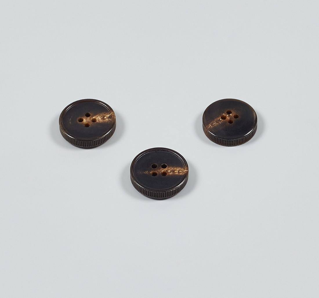 Пуговица на 4 прокола из натурального рога, блестящая, рифленый гурт. Цвет темно-коричневый в наличии