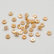 Пуговица бежевая из австралийского перламутра (mother of pearl) на 4 прокола в наличии
