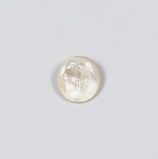 Пуговица из натурального перламутра (трокас) на металлической ножке. Цвет белый в наличии