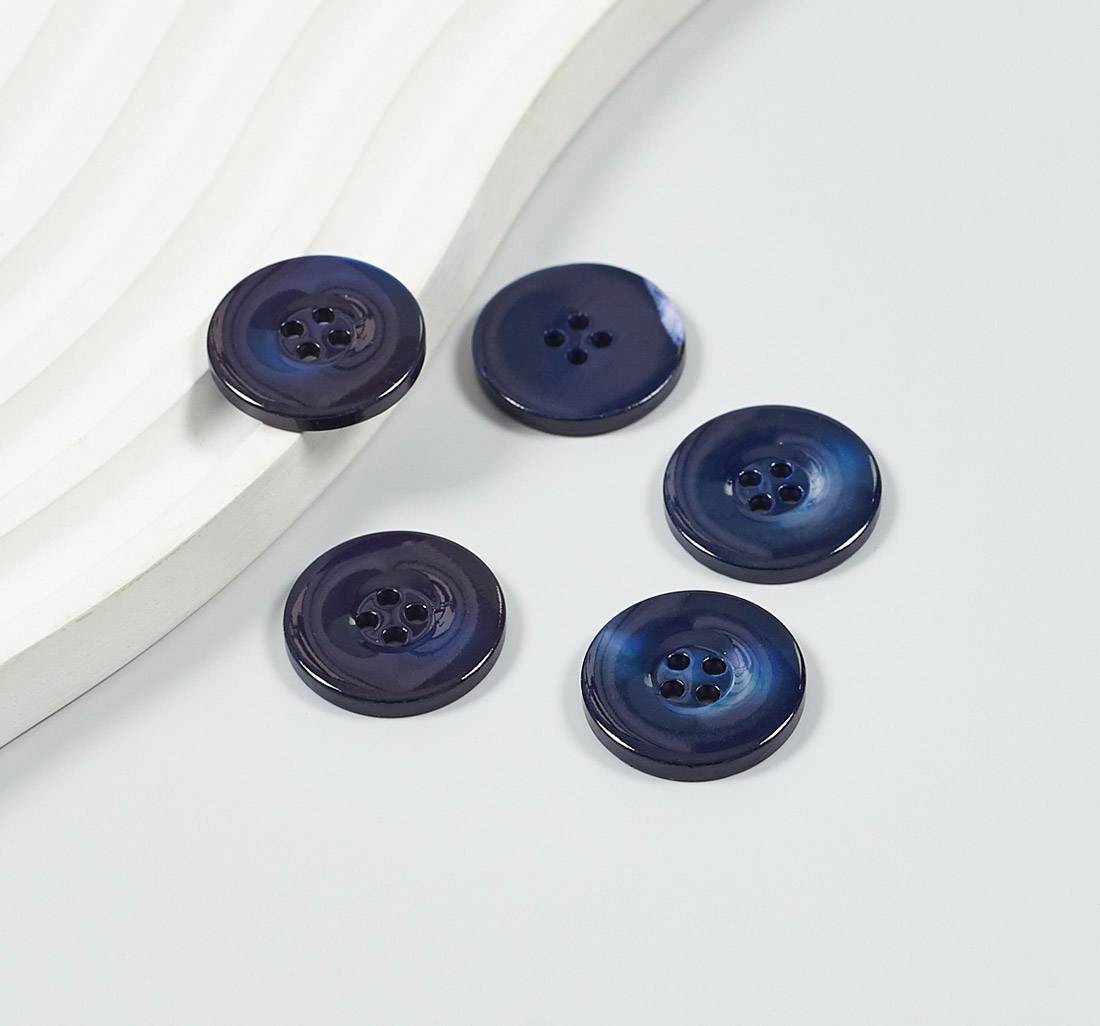 Пуговица перламутровая (трокас) на 4 прокола. Цвет темно-синий в наличии