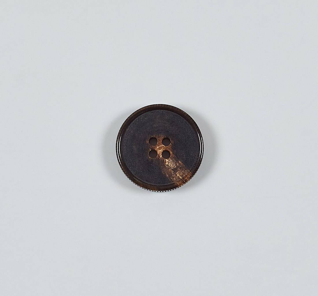 Пуговица на 4 прокола из натурального рога, блестящая, рифленый гурт. Цвет темно-коричневый в наличии