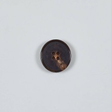 Пуговица на 4 прокола из натурального рога, блестящая, рифленый гурт. Цвет темно-коричневый в наличии