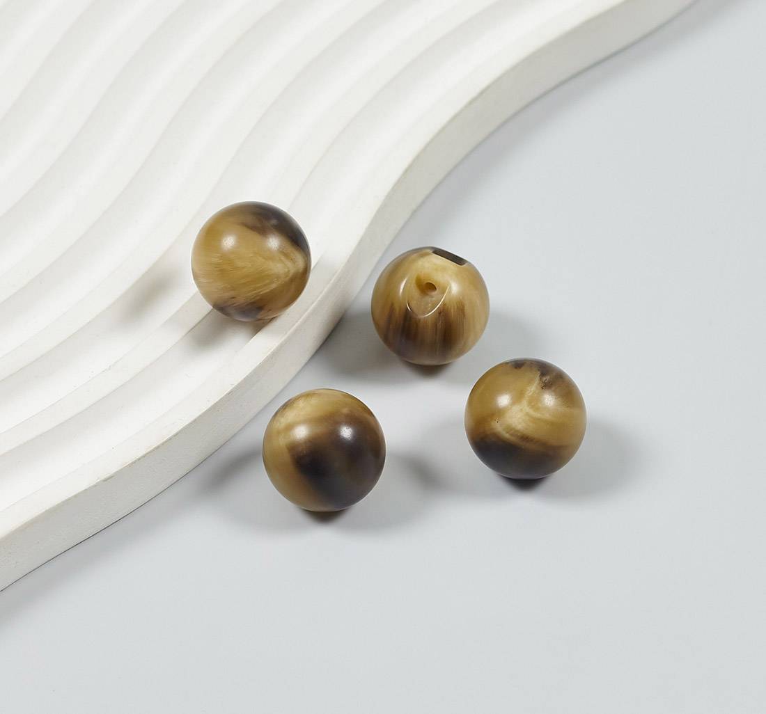 Пуговица пластмассовая, блестящая, шар с ушком, имитация натурального рога. Цвет светло-коричневый в наличии