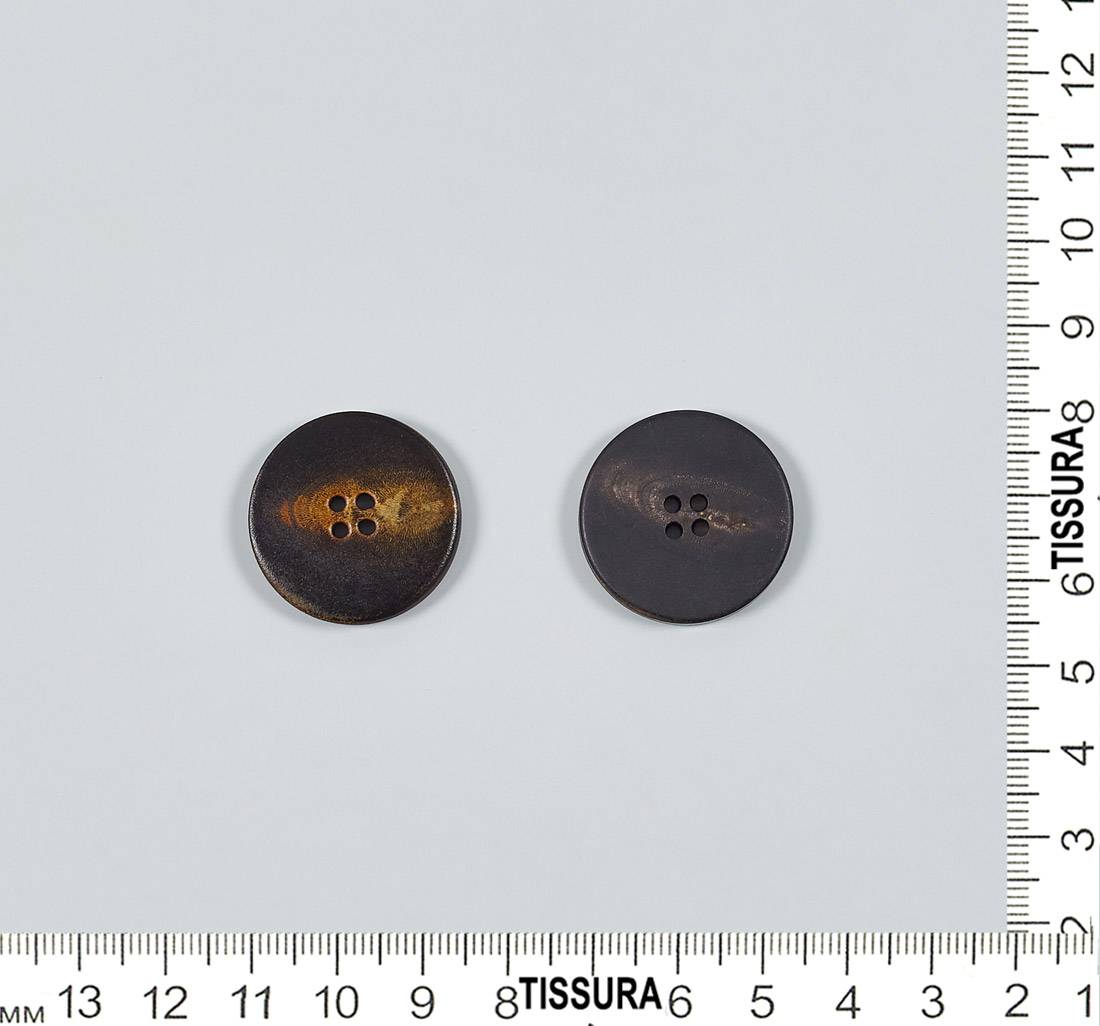 Пуговица на 4 прокола из натурального рога, глянцевая. Цвет коричневый в наличии