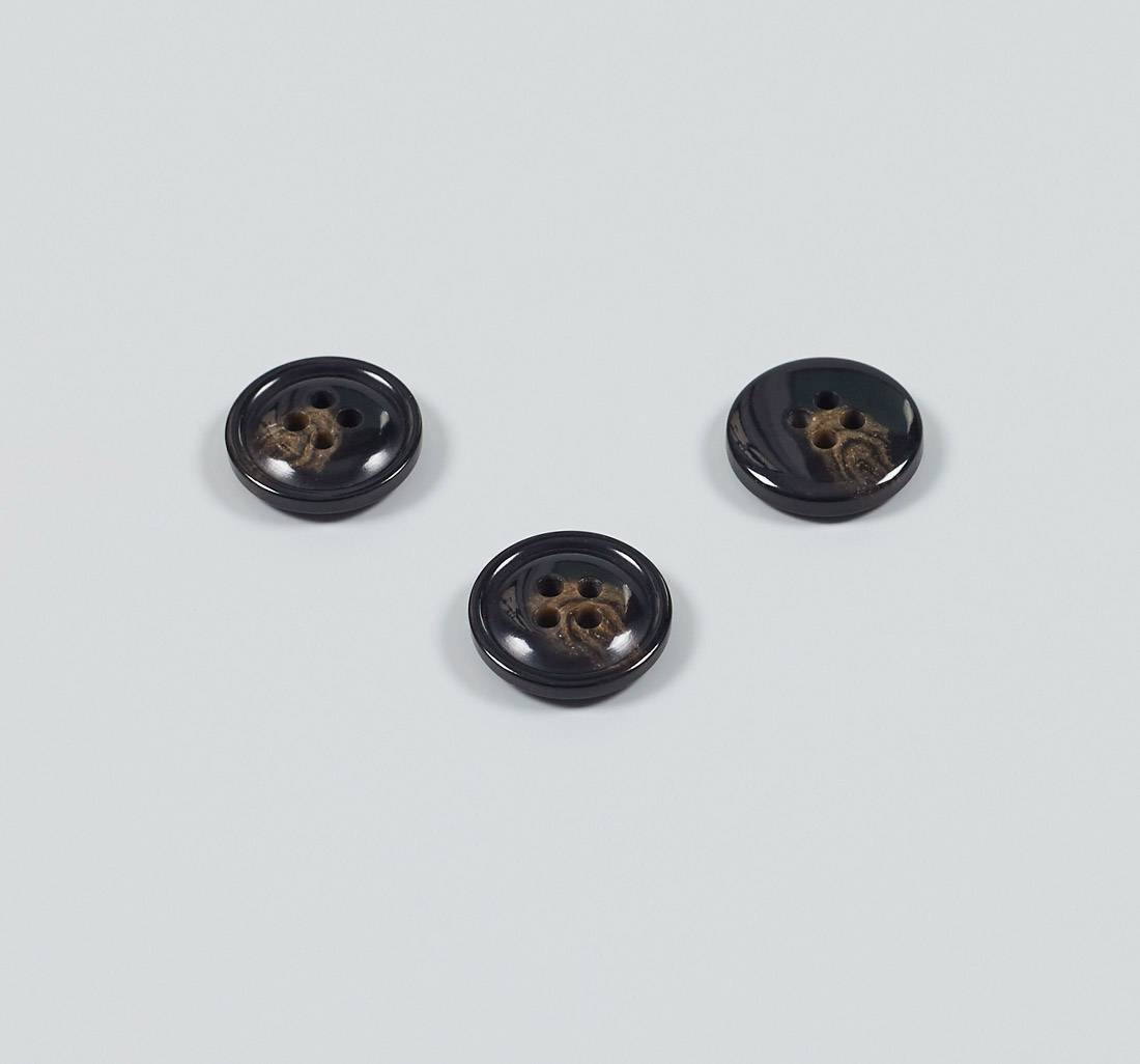 Пуговица из карбамидной смолы на 4 прокола, блестящая, имитация натурального рога. Цвет черно-коричневый в наличии