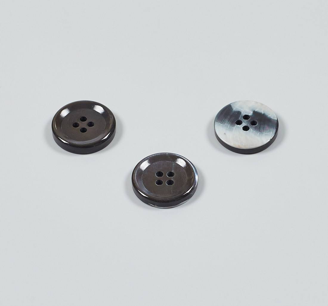 Пуговица перламутровая (трокас) на 4 прокола. Цвет темно-серый в наличии