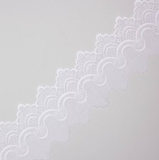 Тесьма с геометрической вышивкой белая с фестонами в наличии