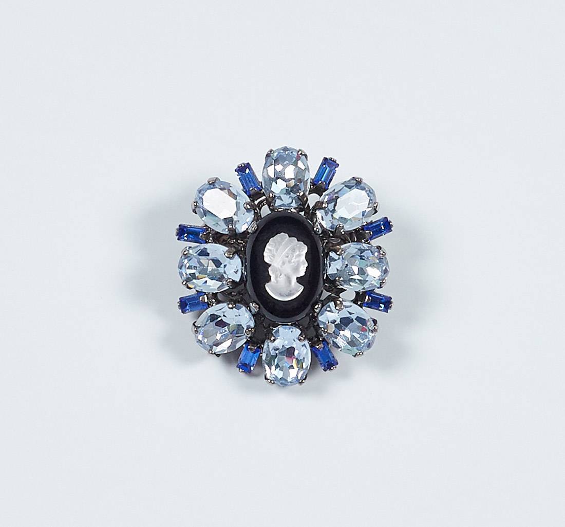 Брошь-камея со стразами Swarovski в наличии