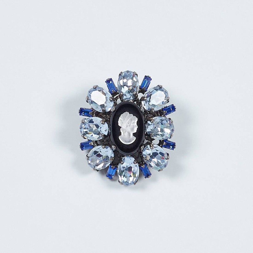 Брошь-камея со стразами Swarovski в наличии