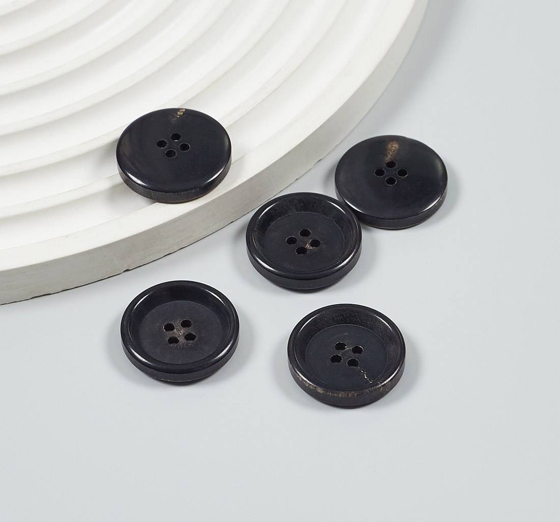 Пуговица из натурального рога, глянцевая. Цвет черный в наличии