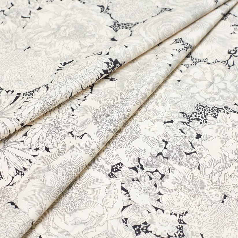 Хлопок Tana Lawn™ от «Liberty». Принт «English bloom» (Английский цветок). Цвет бежево-черный в наличии