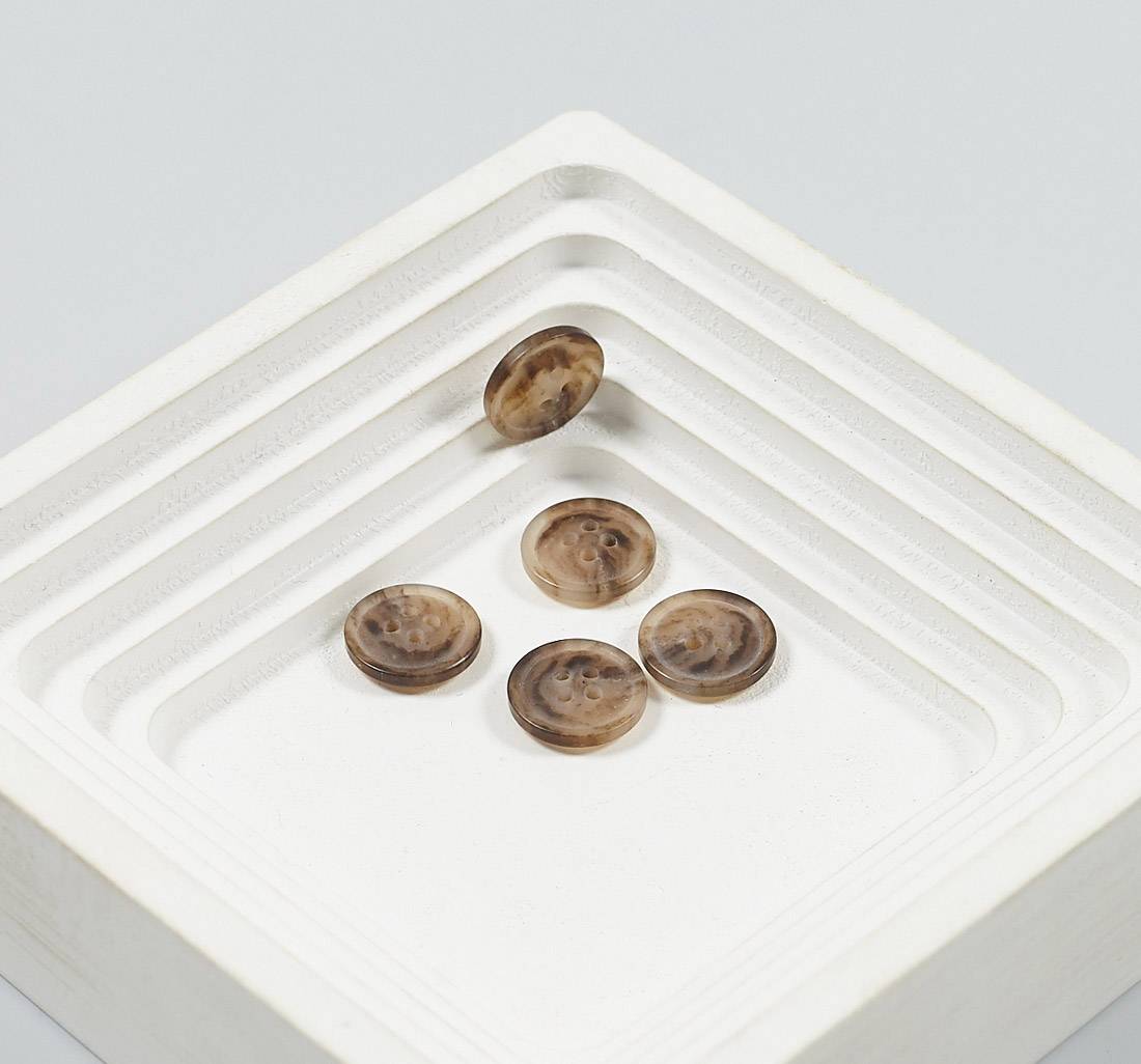 Пуговица из карбамидной смолы на 4 прокола, матовая, имитация натурального рога. Цвет светло-коричневый в наличии