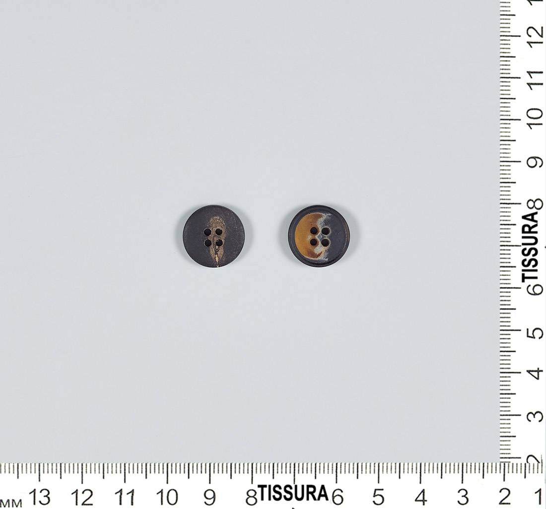 Пуговица на 4 прокола из натурального рога, матовая, наполовину — коричневая, наполовину — темно-серая в наличии