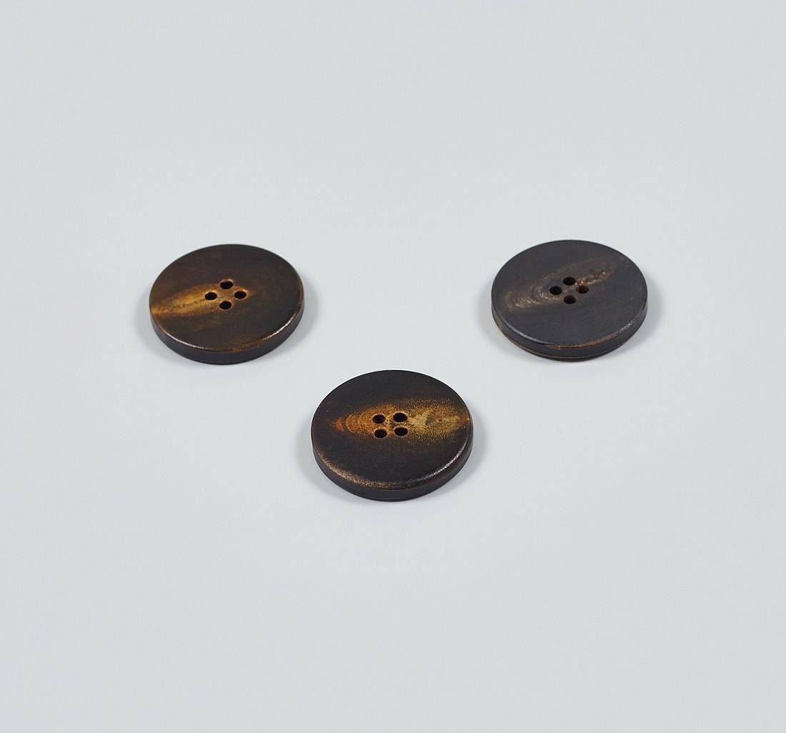 Пуговица на 4 прокола из натурального рога, глянцевая. Цвет коричневый в наличии