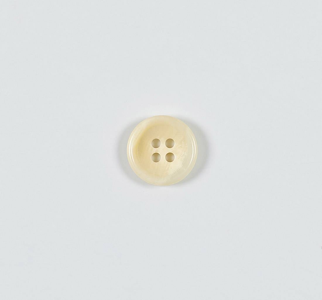 Пуговица пластмассовая на 4 прокола. Имитация натурального рога. Цвет бежевый в наличии