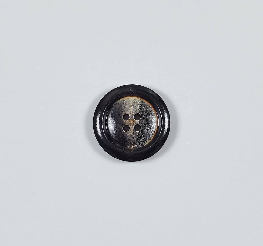 Пуговица на 4 прокола из натурального рога, глянцевая. Цвет коричневый в наличии