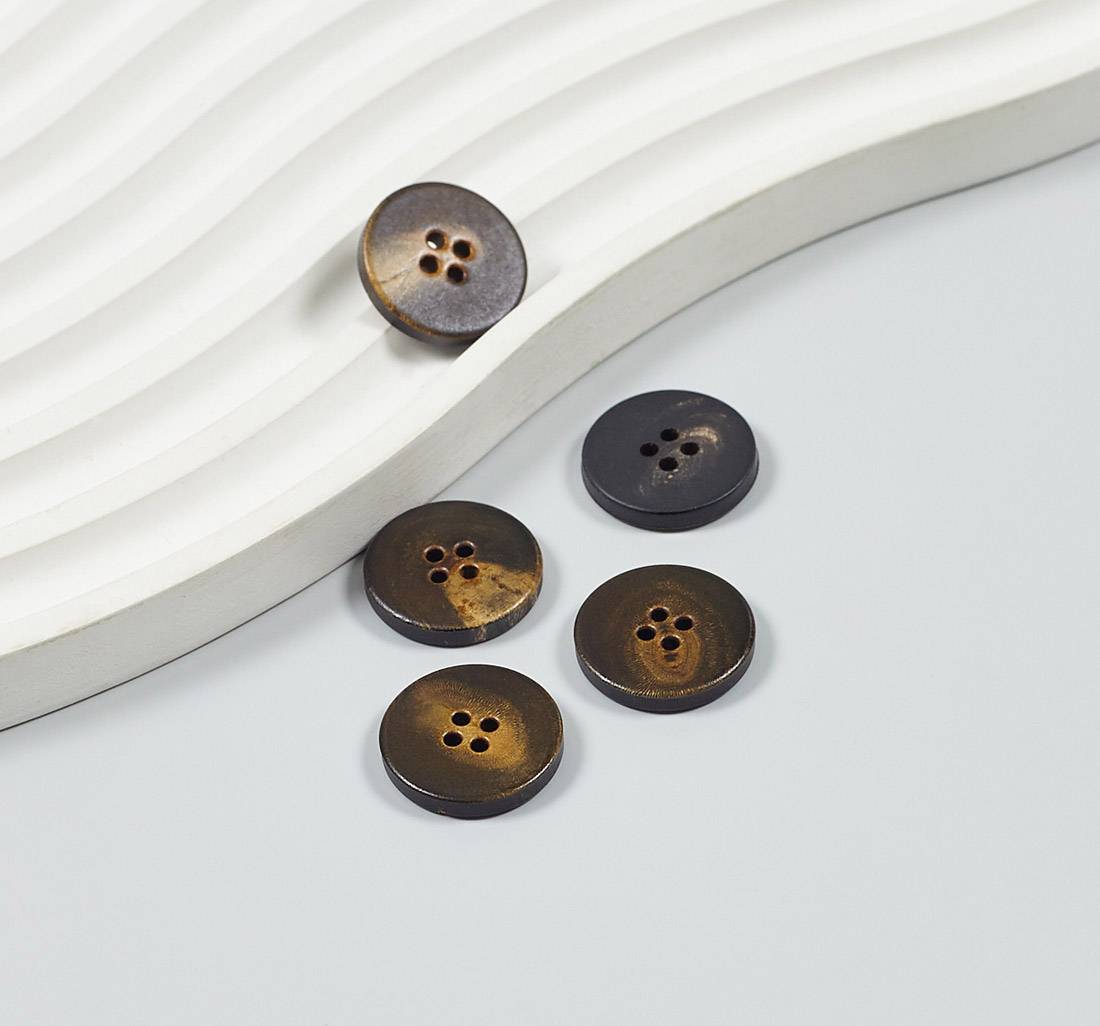 Пуговица на 4 прокола из натурального рога, глянцевая. Цвет коричневый в наличии