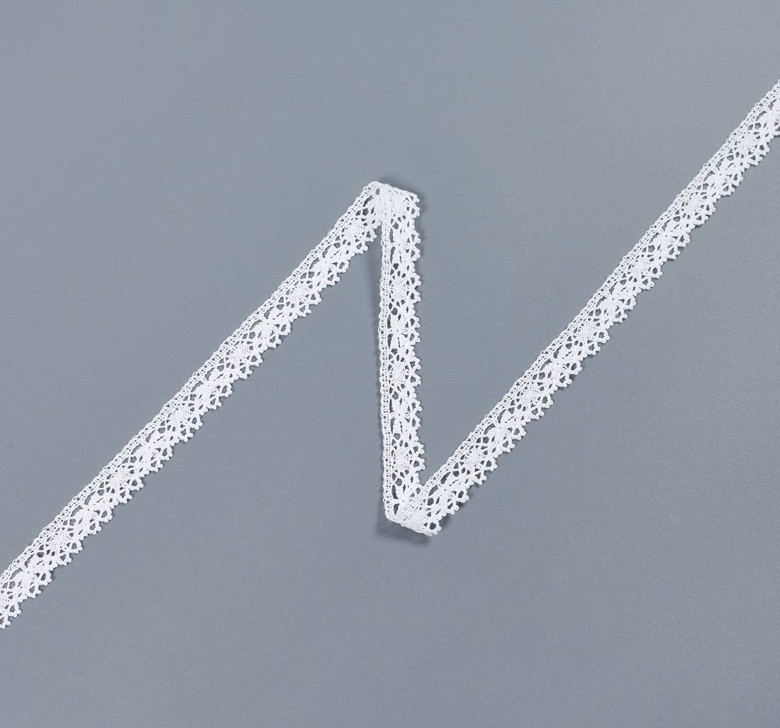 Тесьма кружевная из хлопка. Маленькие банты-бабочки на ажурном фоне. Фестоны по краю. Цвет белый в наличии