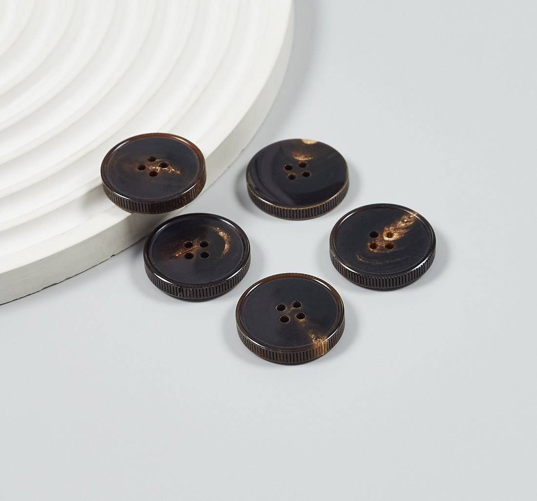 Пуговица на 4 прокола из натурального рога, блестящая, рифленый гурт. Цвет темно-коричневый в наличии
