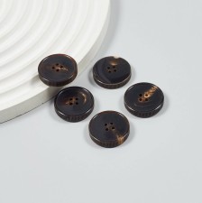 Пуговица на 4 прокола из натурального рога, блестящая, рифленый гурт. Цвет темно-коричневый в наличии
