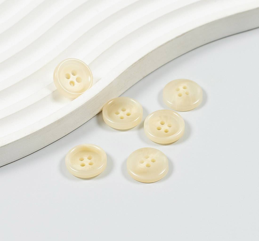 Пуговица пластмассовая на 4 прокола. Имитация натурального рога. Цвет бежевый в наличии