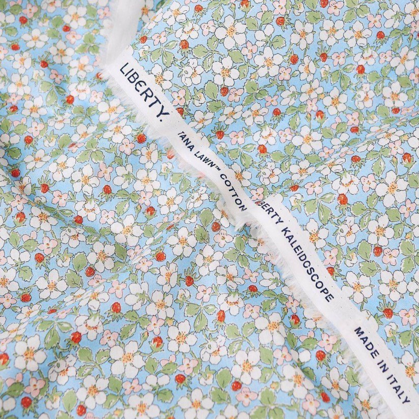 Хлопок Tana Lawn™ от «Liberty». Принт «Paysanne blossom» (Деревенский букет). Цвет голубой/белый в наличии