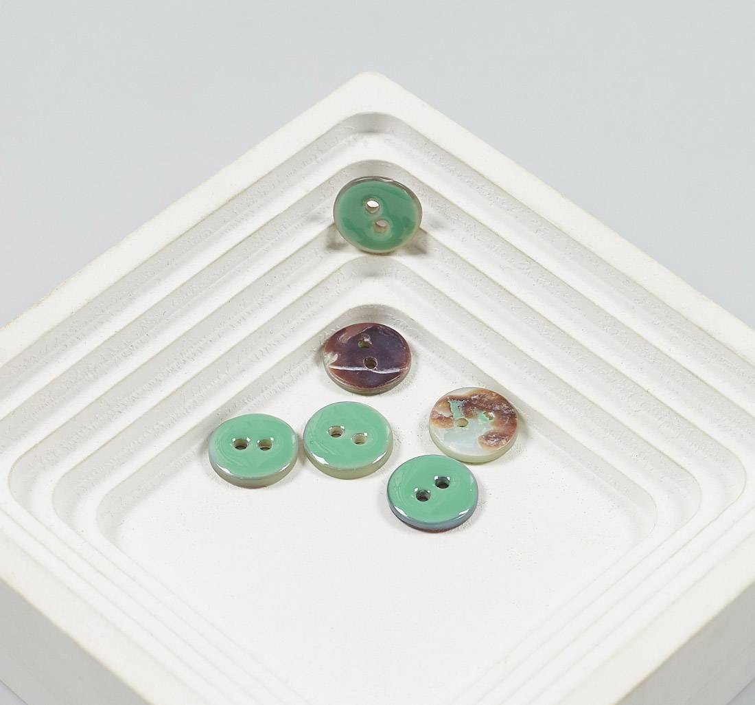 Пуговица перламутровая, на 2 прокола. Эмалевое покрытие. Цвет бирюзовый в наличии