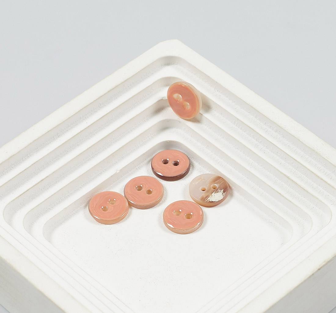Пуговица перламутровая, на 2 прокола. Эмалевое покрытие. Цвет розовый в наличии