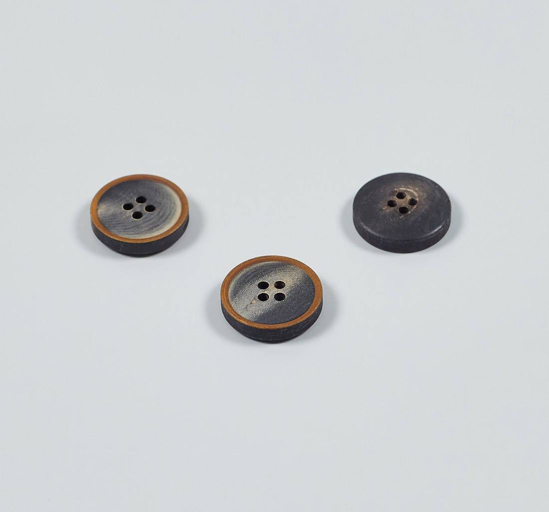 Пуговица матовая серо-графитового оттенка с разводами с коричневым ободком на 4 прокола из натурального рога в наличии