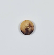 Пуговица на 4 прокола из натурального рога, блестящая, рифленый гурт. Цвет светло-коричневый в наличии