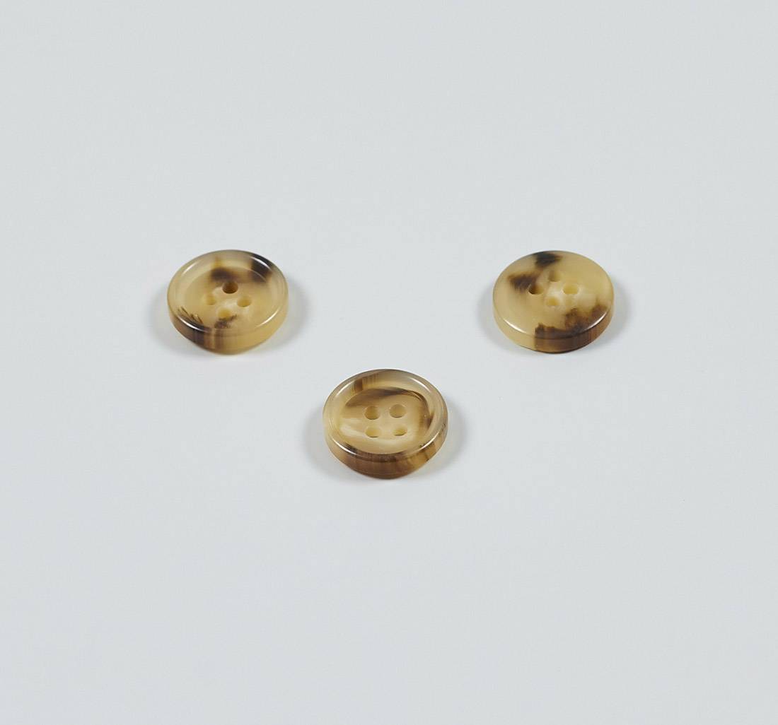 Пуговица пластмассовая на 4 прокола. Имитация натурального рога. Цвет светло-коричневый в наличии