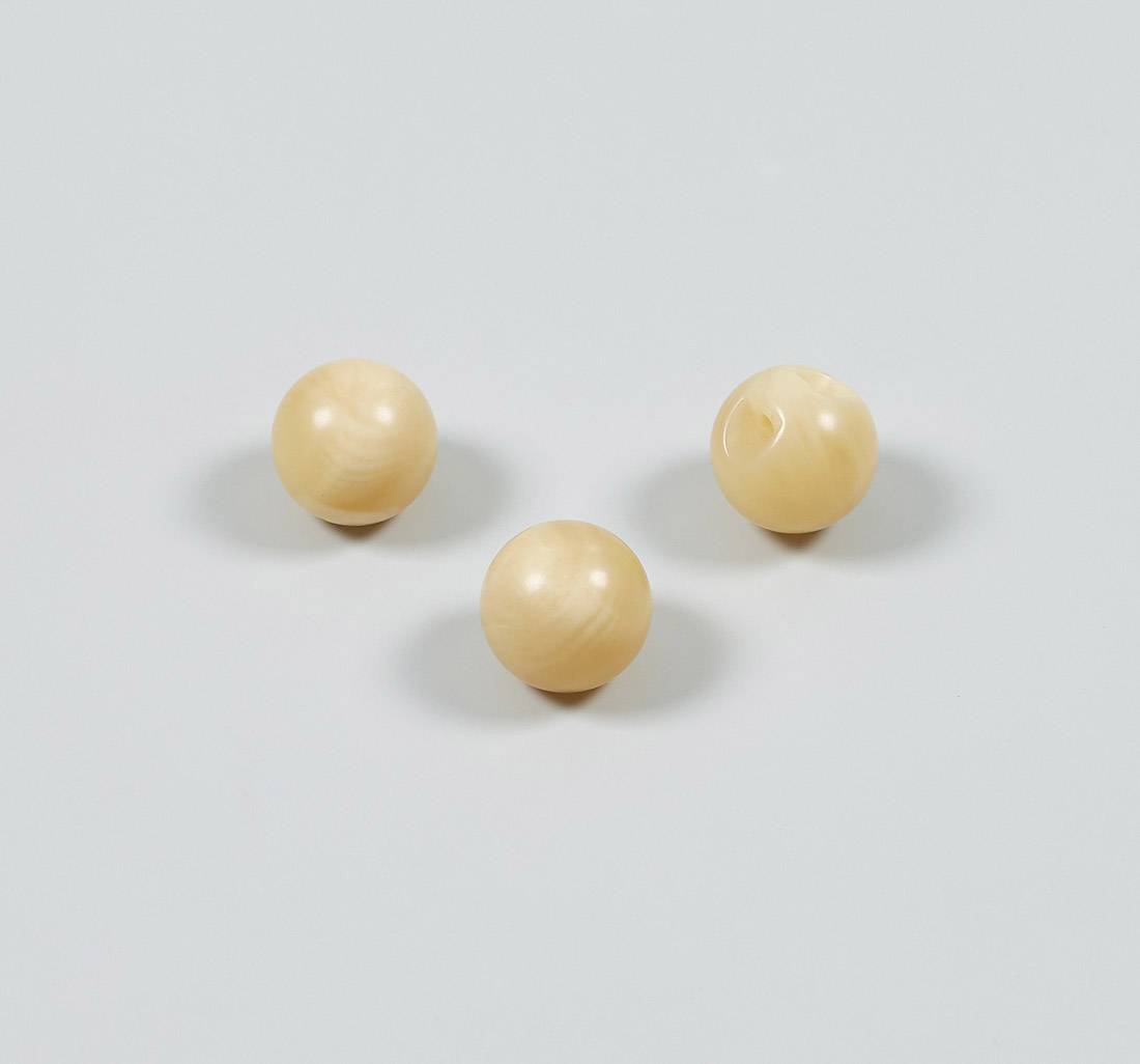 Пуговица пластмассовая, блестящая, шар с ушком, имитация натурального рога. Цвет бежевый в наличии