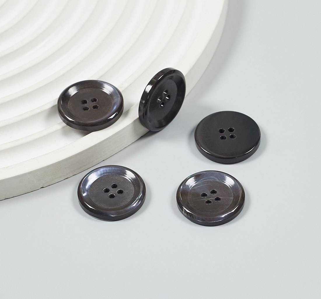 Пуговица перламутровая (трокас) на 4 прокола. Цвет темно-серый в наличии