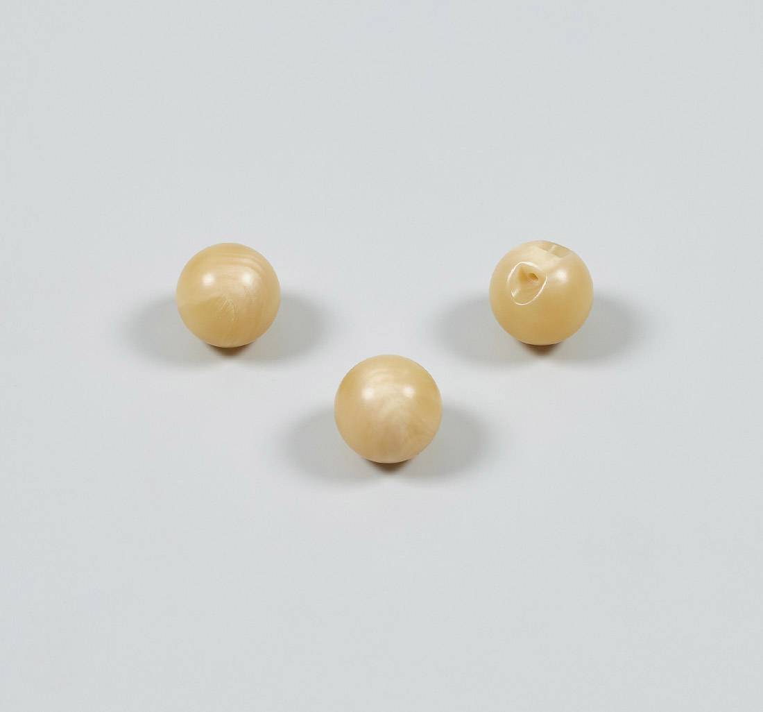 Пуговица пластмассовая, блестящая, шар с ушком, имитация натурального рога. Цвет бежевый в наличии