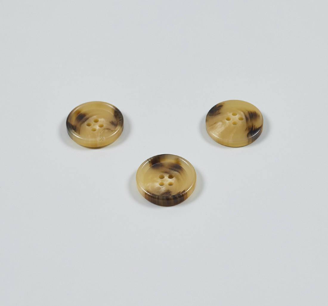 Пуговица пластмассовая на 4 прокола. Имитация натурального рога. Цвет светло-коричневый в наличии