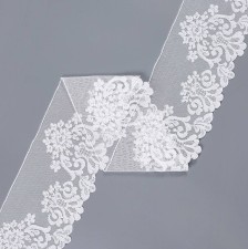 Тесьма из лионского кружева. Узор цветочный в стиле барокко. Цвет «слоновая кость» в наличии