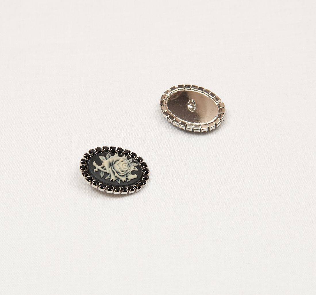 Пуговица со стразами в наличии