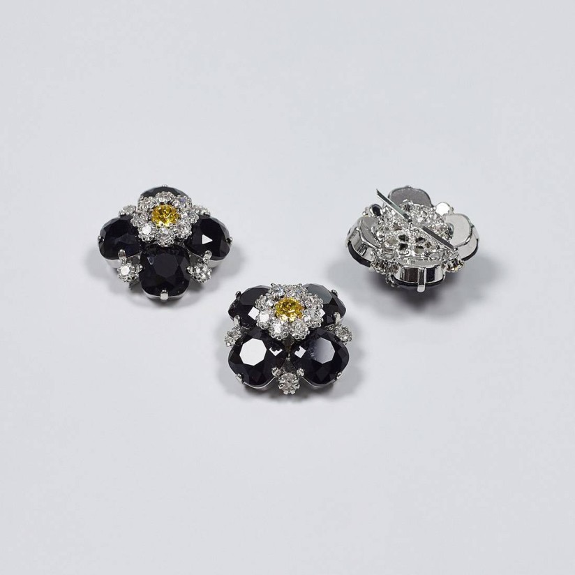 Брошь с кристаллами Swarovski. Цвет черный, желтый, прозрачный. Застежка «кляммер» в наличии