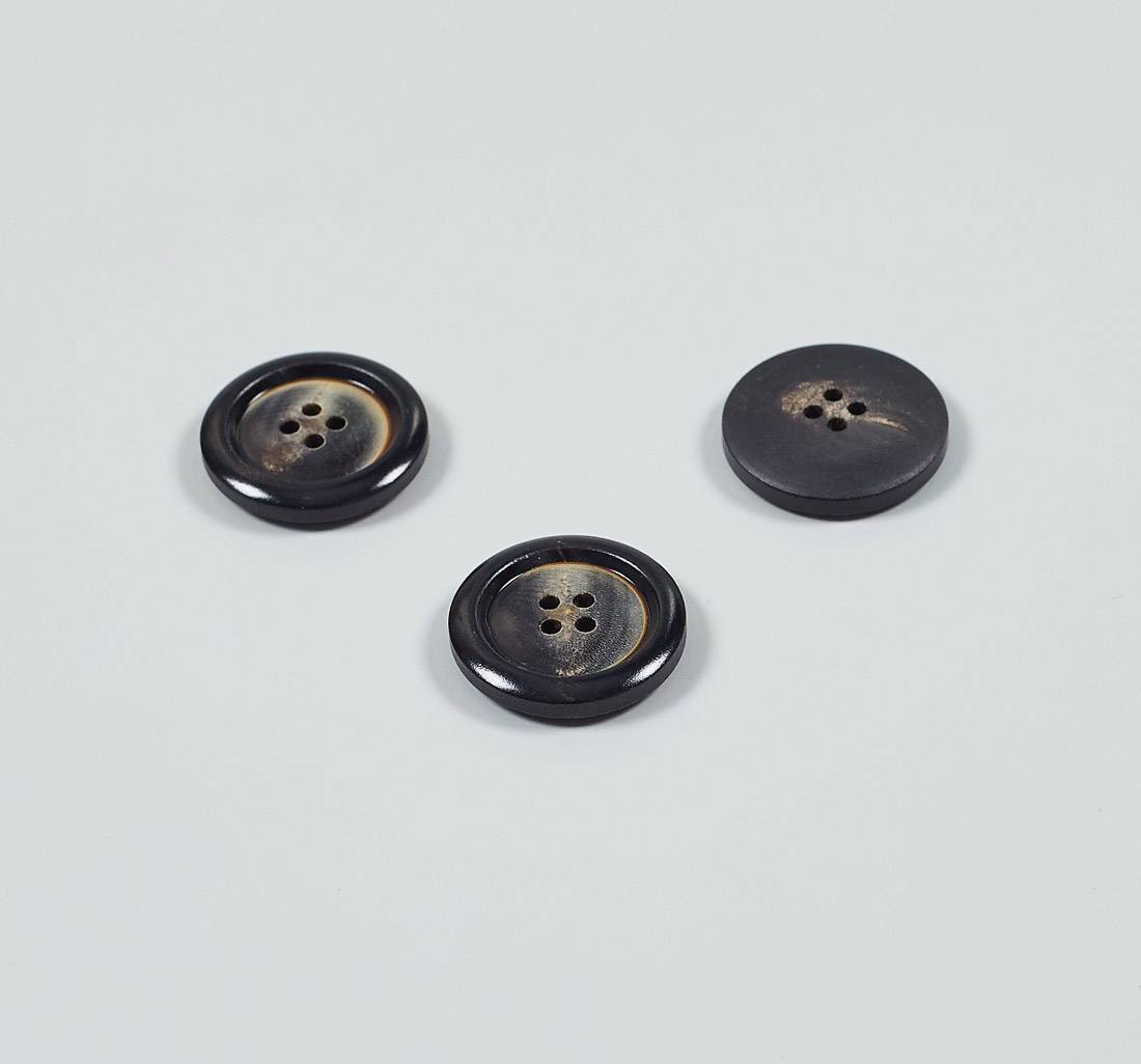 Пуговица на 4 прокола из натурального рога, глянцевая. Цвет коричневый в наличии