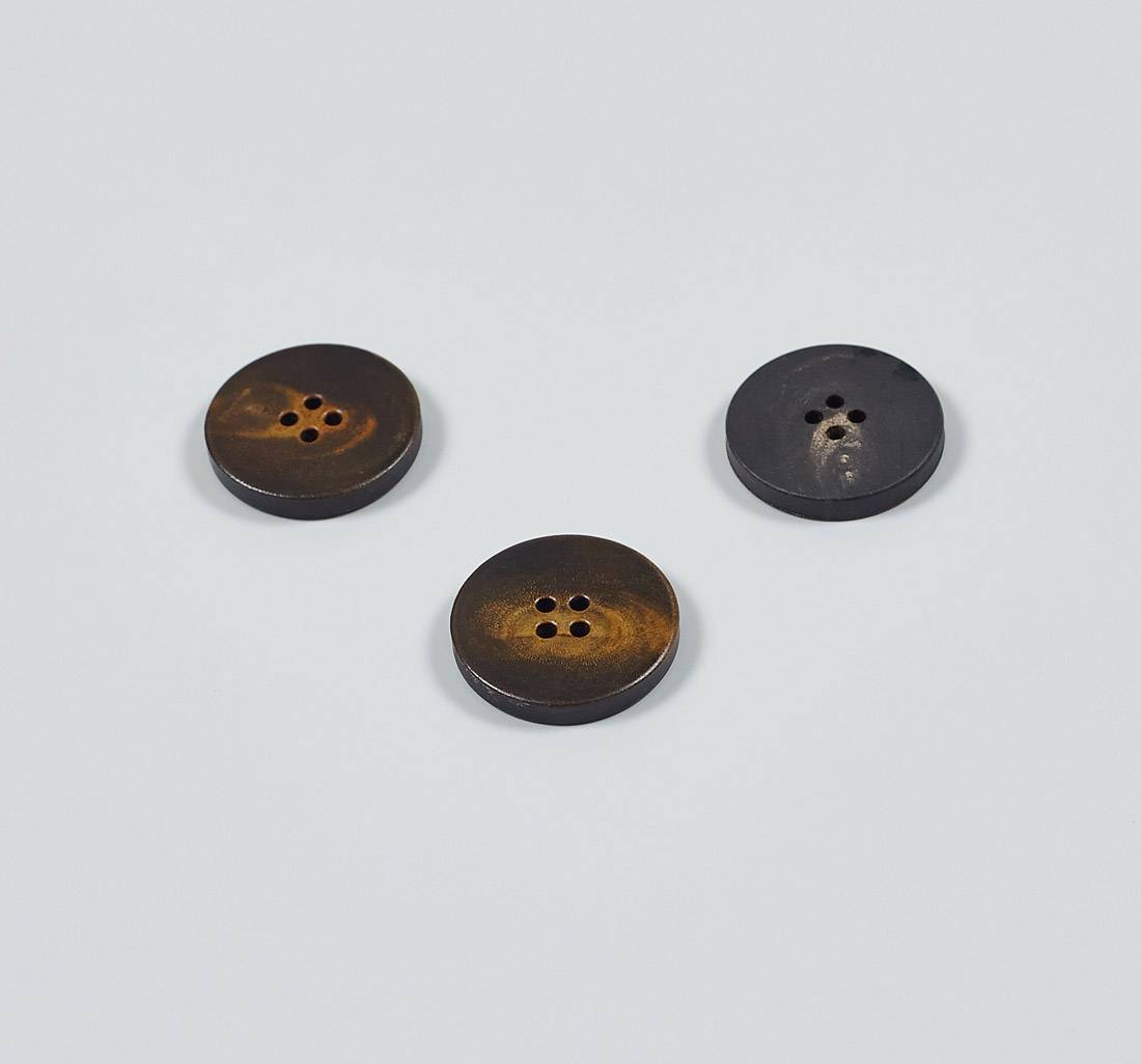 Пуговица на 4 прокола из натурального рога, глянцевая. Цвет коричневый в наличии