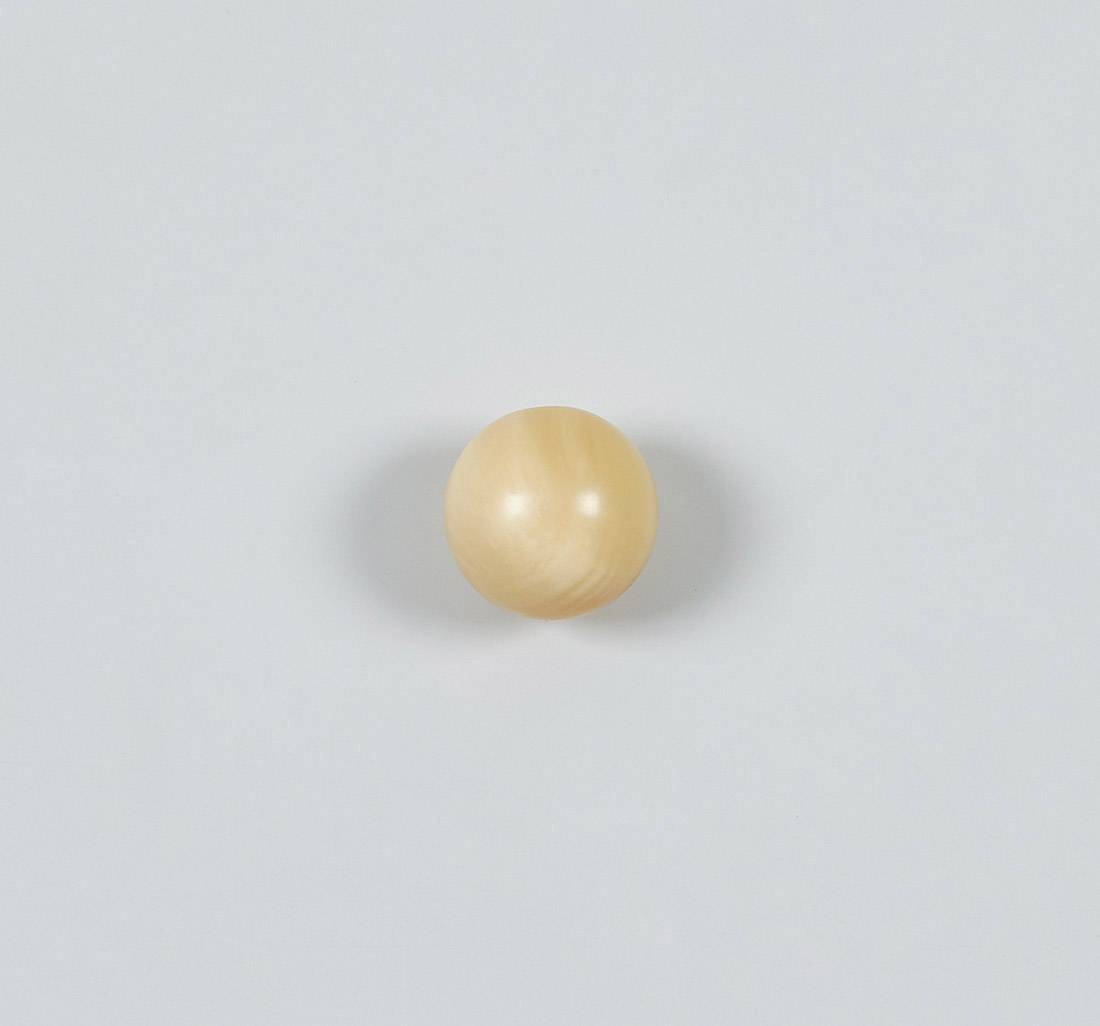 Пуговица пластмассовая, блестящая, шар с ушком, имитация натурального рога. Цвет бежевый в наличии