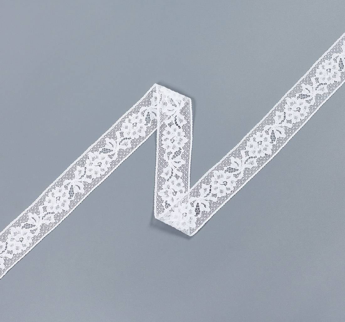 Тесьма кружевная из хлопка. Распустившиеся цветы и пышные листья. Цвет белый в наличии