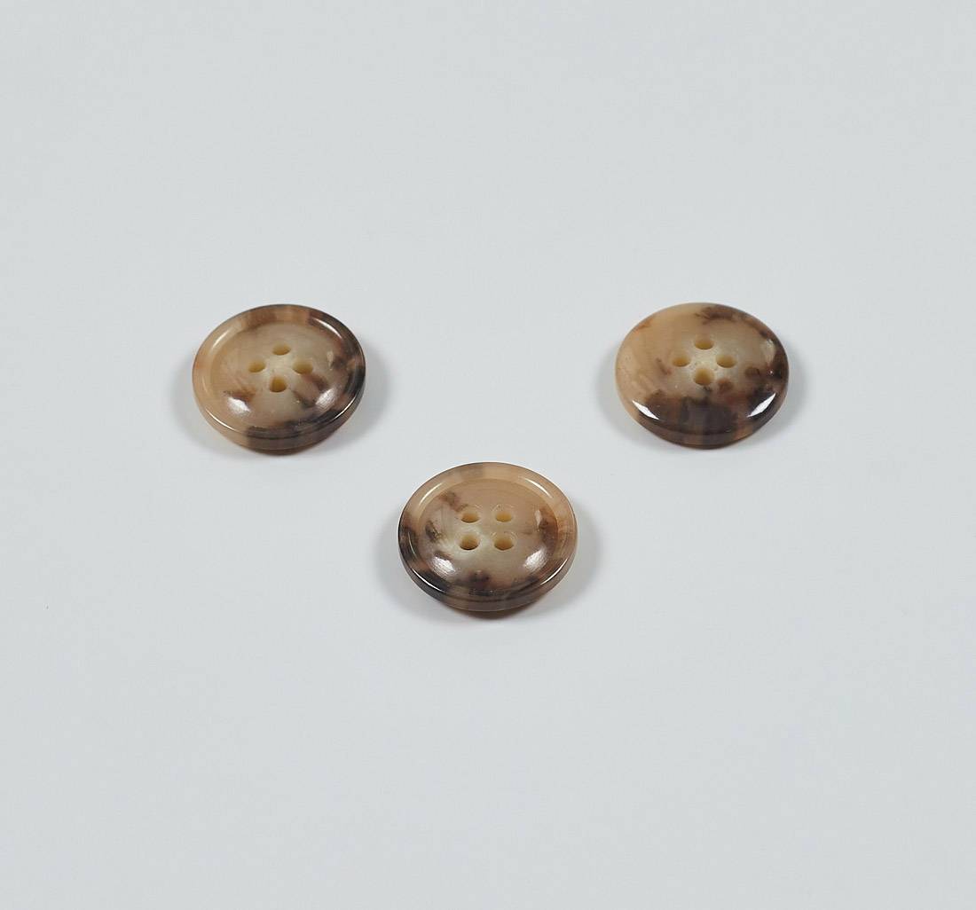 Пуговица из карбамидной смолы на 4 прокола, блестящая, имитация натурального рога. Цвет коричневый в наличии