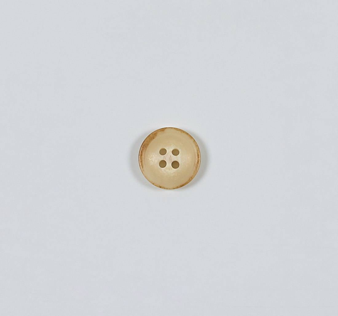 Пуговица из карбамидной смолы на 4 прокола, матовая, имитация натурального рога. Цвет бежевый в наличии