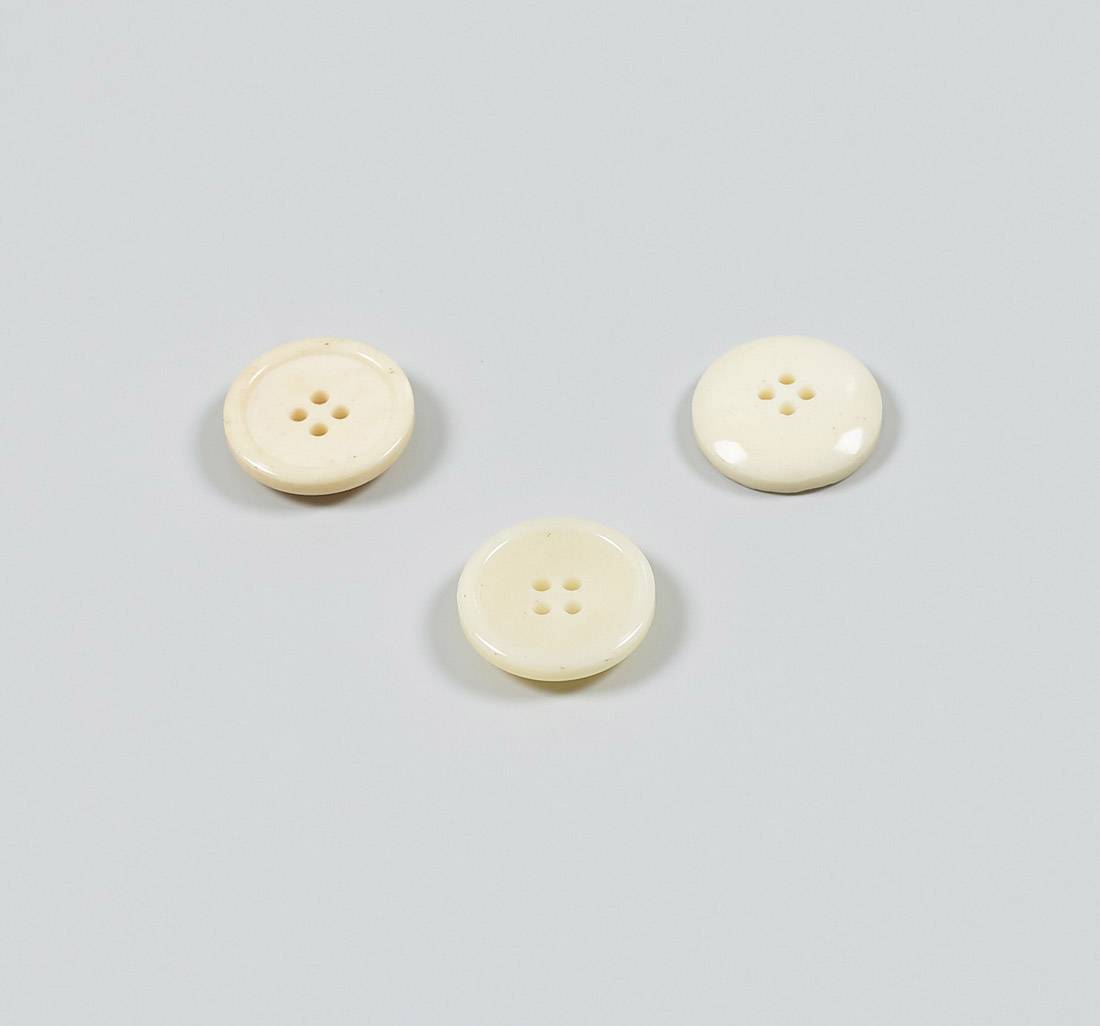 Пуговица на 4 прокола, костяная, блестящая. Цвет "слоновая кость" в наличии