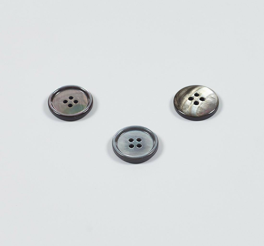 Пуговица перламутровая, блестящая на 4 прокола. Цвет темно-серый в наличии