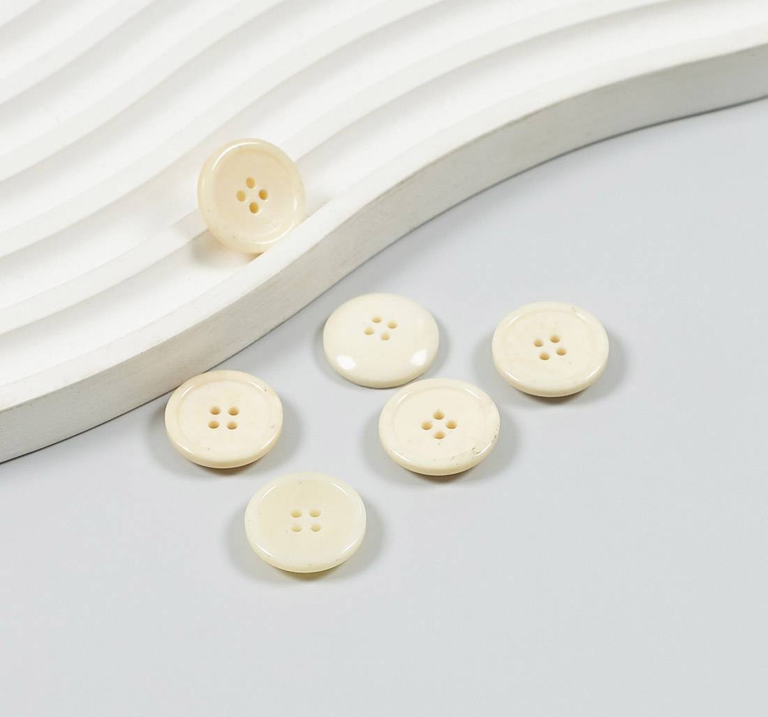 Пуговица на 4 прокола, костяная, блестящая. Цвет "слоновая кость" в наличии