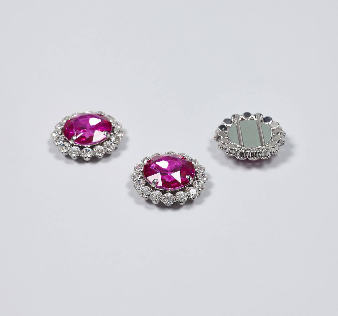 Пряжка-слайдер металлическая, декорированная кристаллами Swarovski. Цвет серебристый, фуксия, прозрачный в наличии