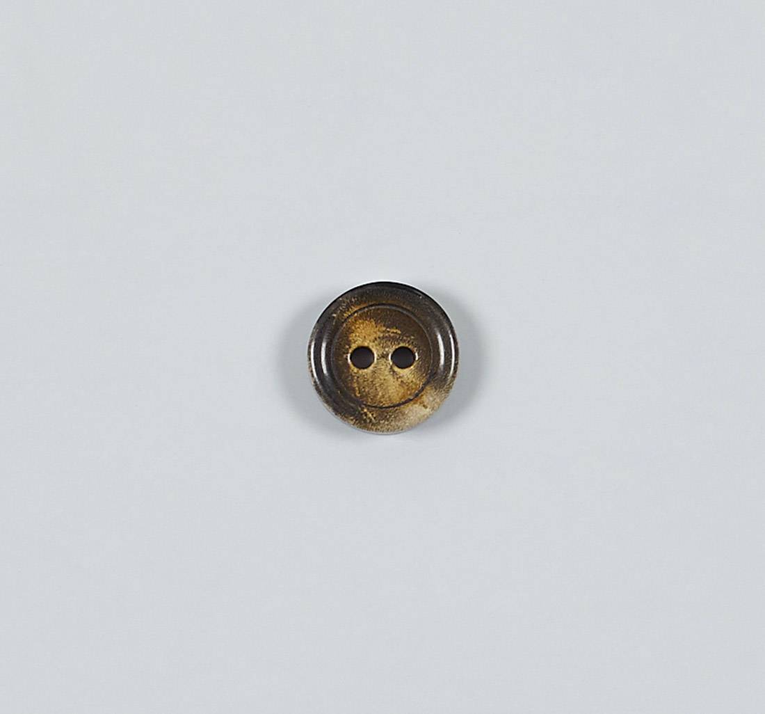 Пуговица на 2 прокола из натурального рога, блестящая. Цвет коричневый в наличии